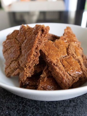 Speculaas cookies in a white bowl.