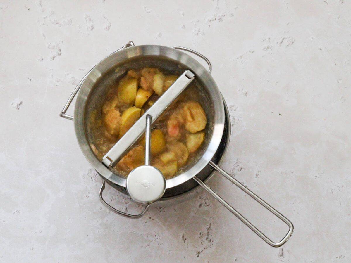 Applesauce in a sieve.