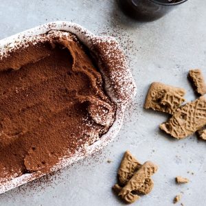 Tiramisu made with speculaas on a gray background.