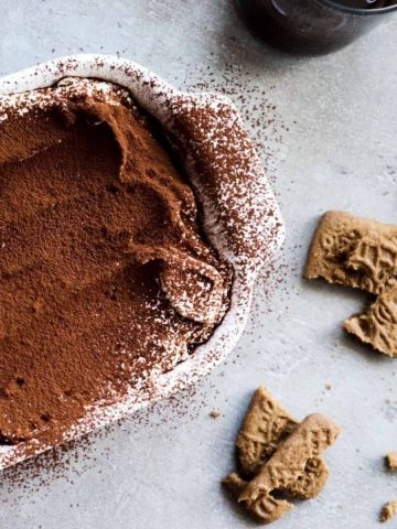 Tiramisu made with speculaas on a gray background.