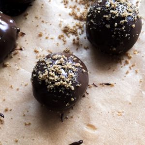 Speculaas truffles on a bakingsheet.