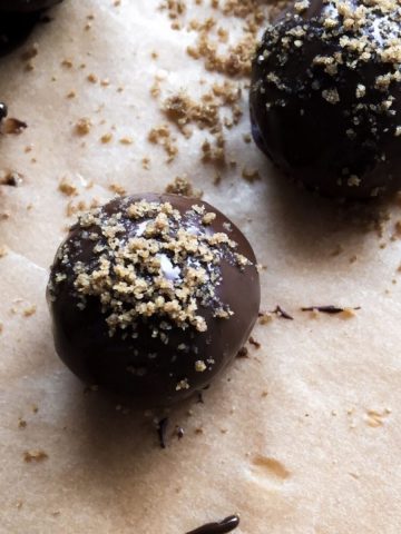 Speculaas truffles on a bakingsheet.