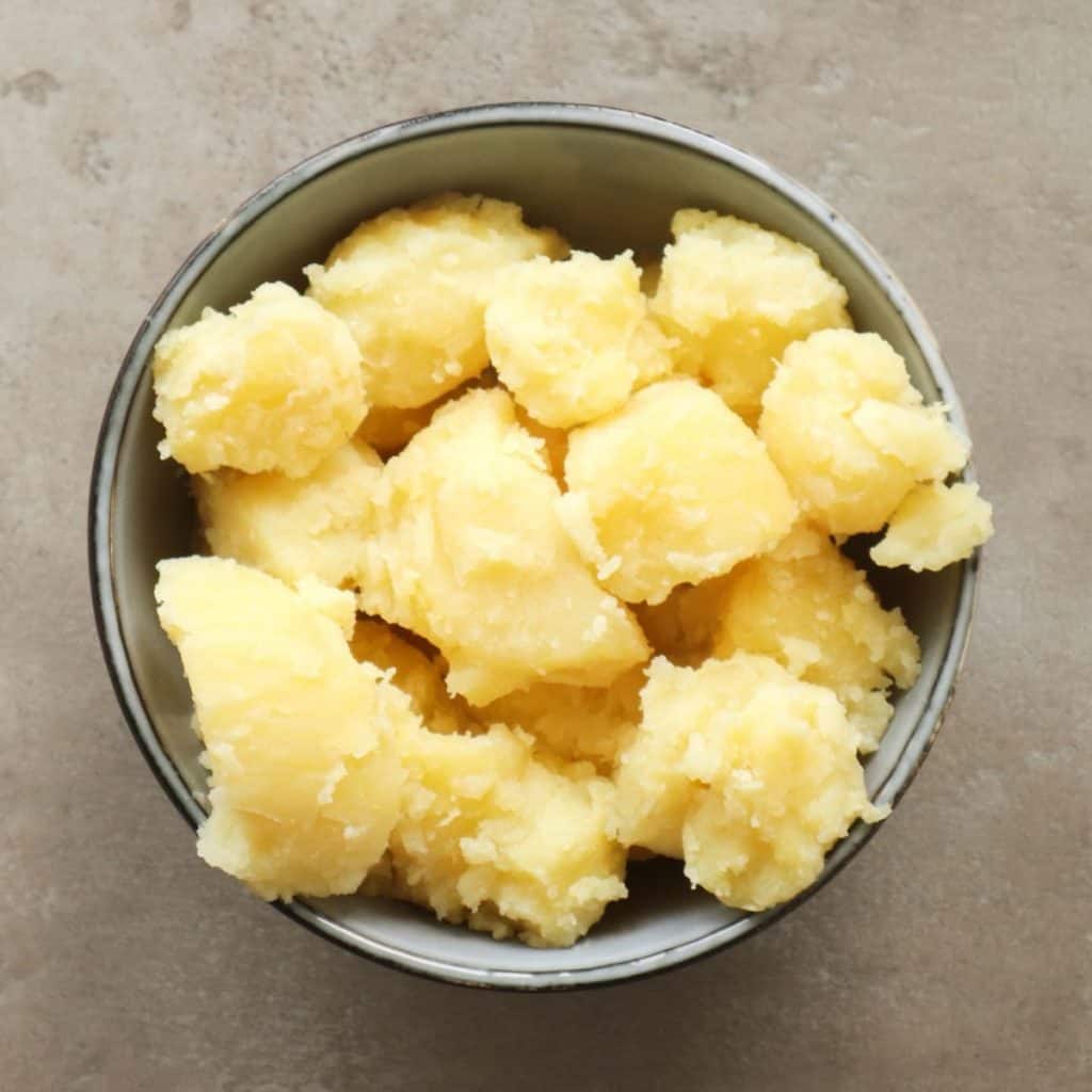 Boiled potatoes in a bowl.
