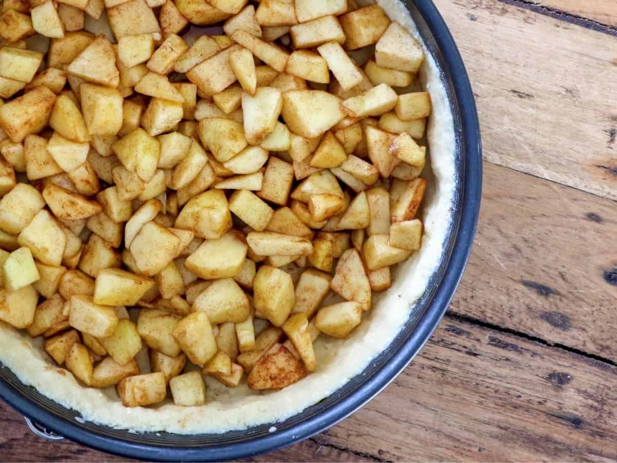 Appeltaart filling on a wooden table.