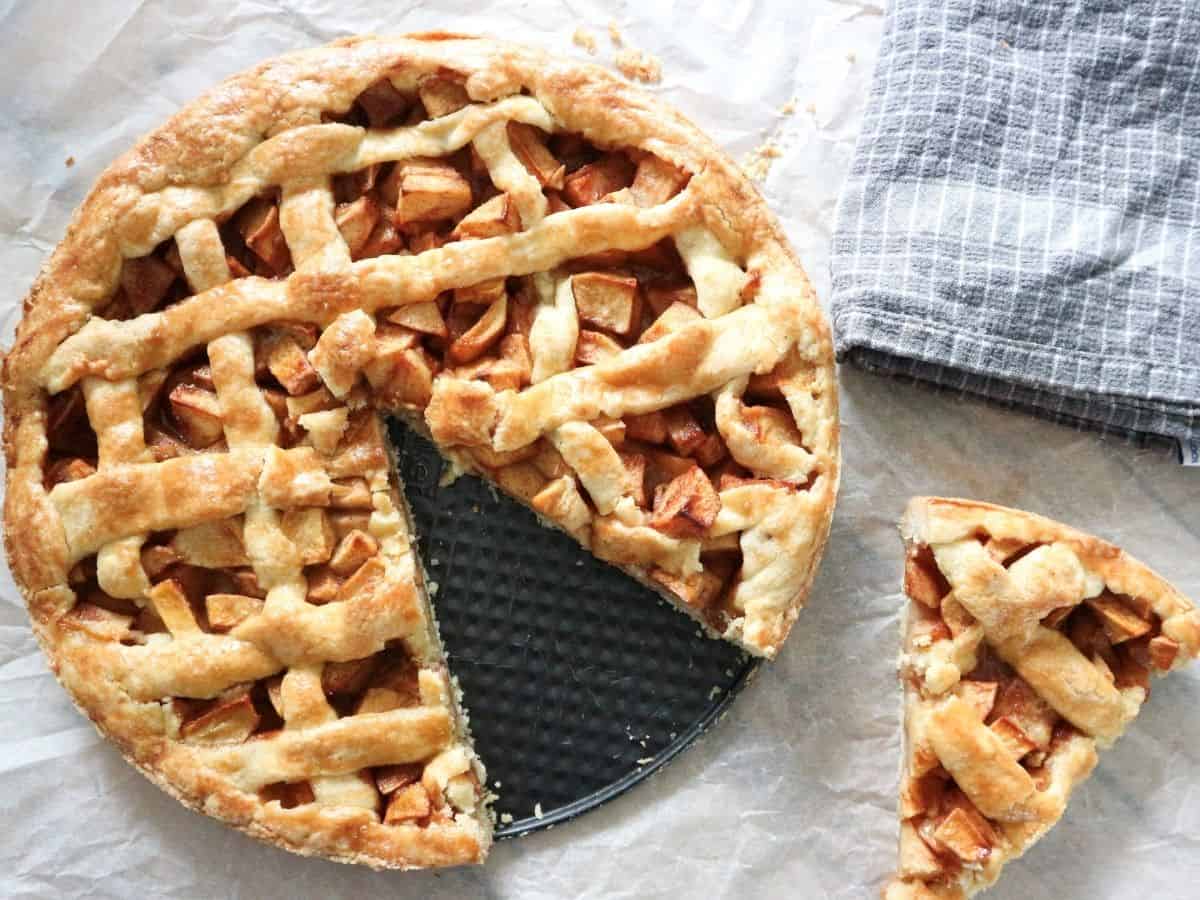 An appeltaart with a slice.