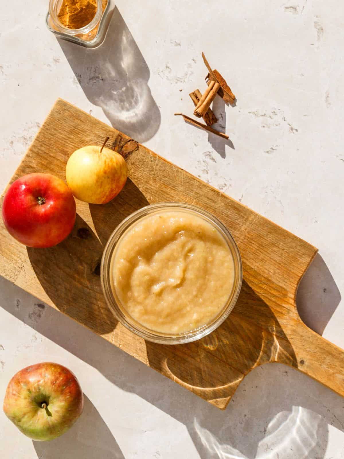 Bowl of applesauce with an apple.
