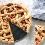 Appeltaart in a springform.