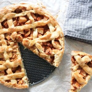 Appeltaart in a springform.