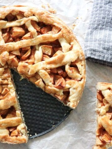 Appeltaart in a springform.