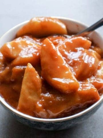 Caramelized apples as pie filling in a bowl.