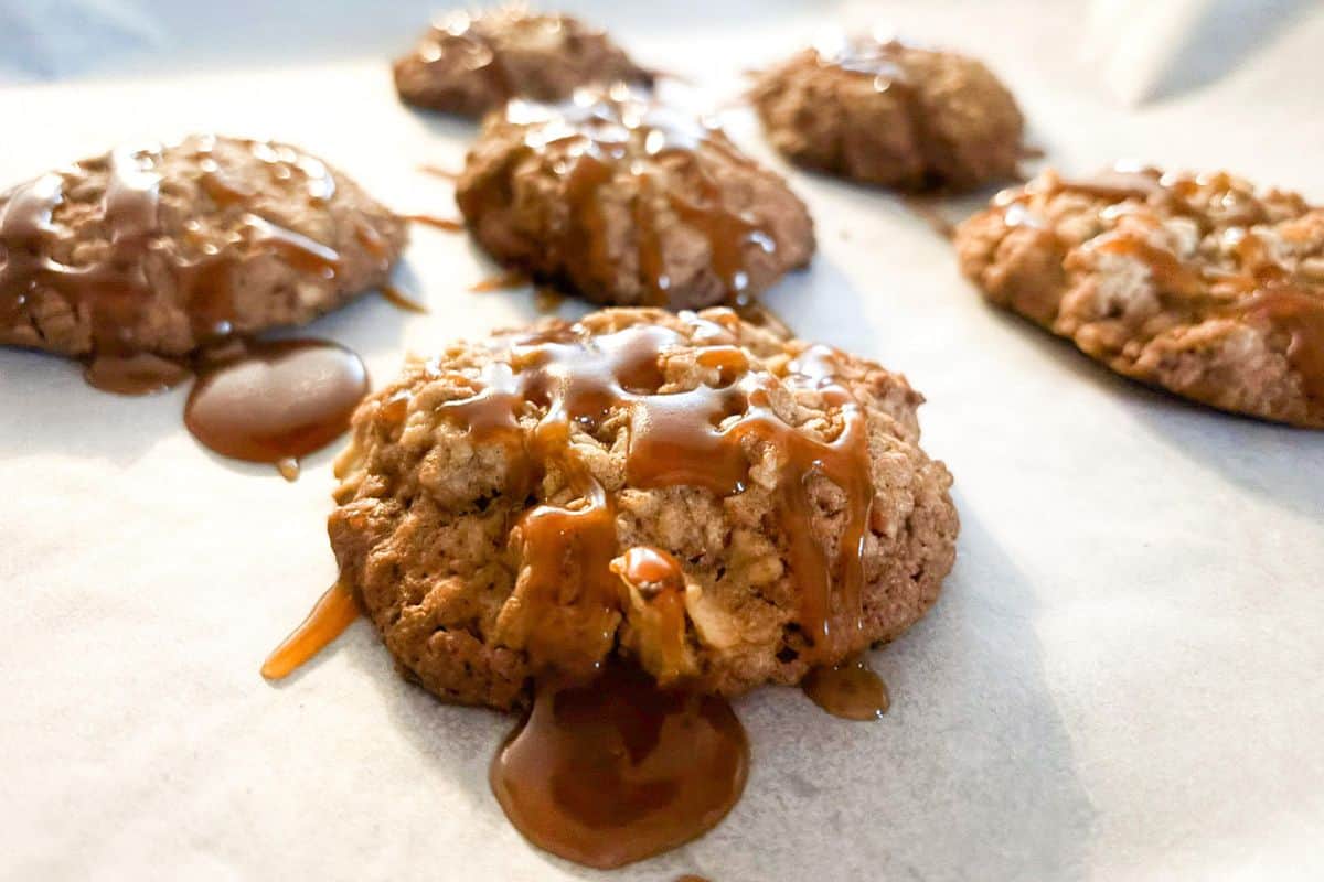 Oatmeal cookies with apple and caramel.