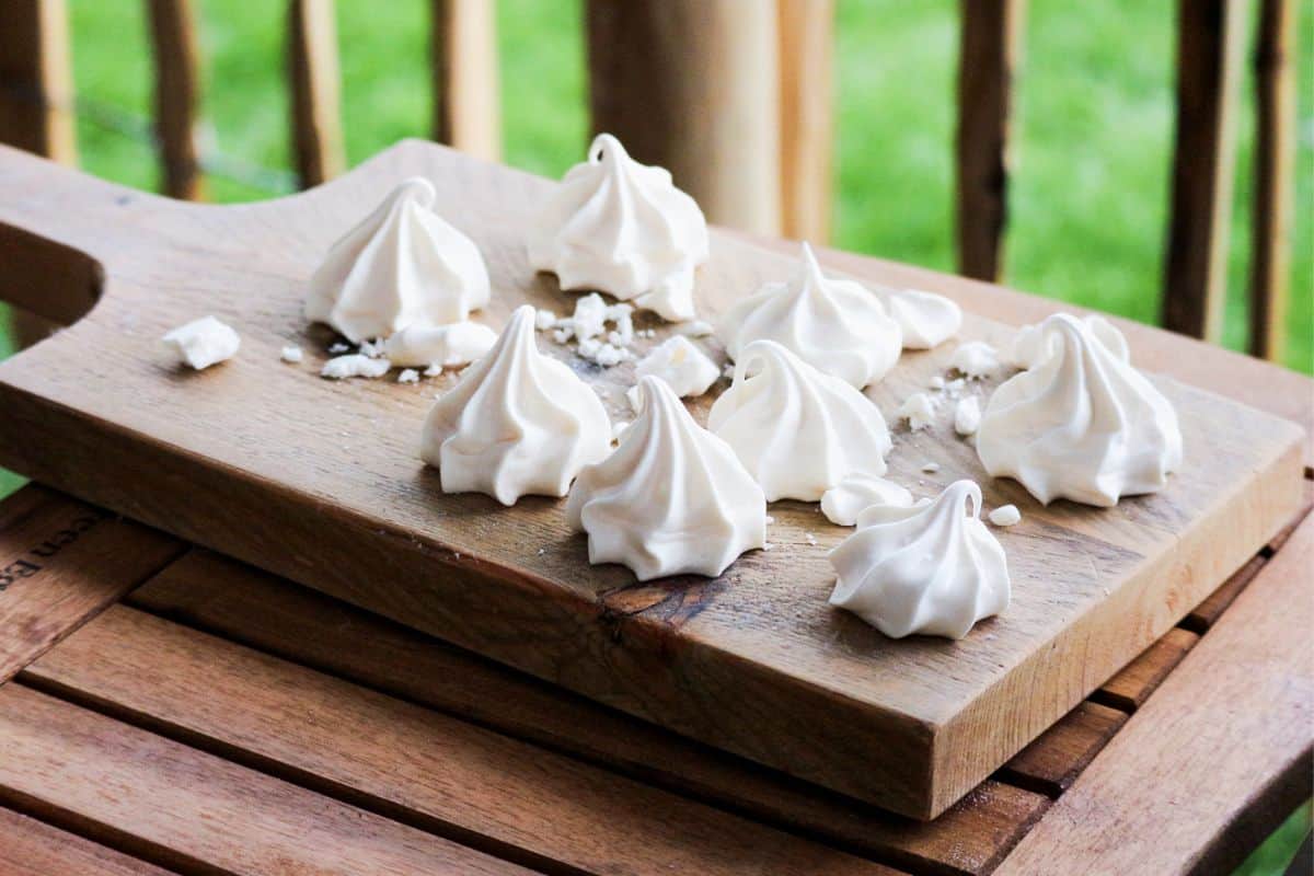 Eight meringue kisses.