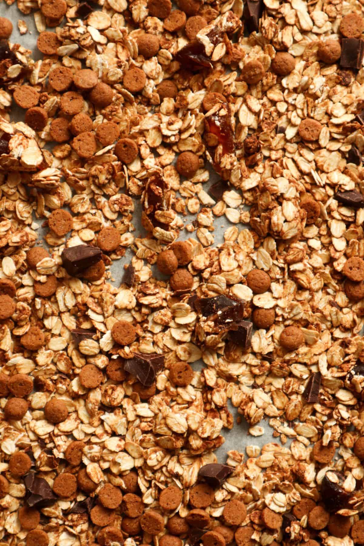 Speculaas granola with chocolate and dates.