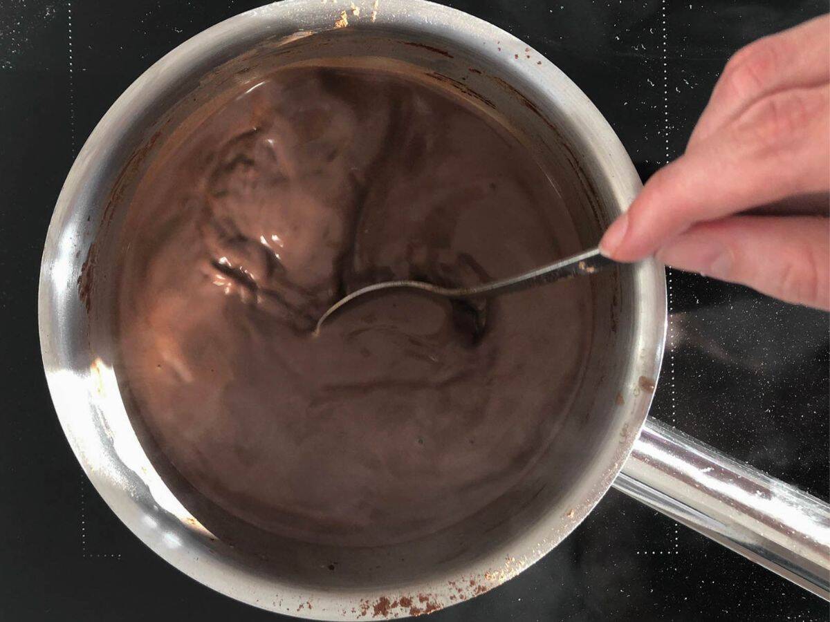 Melting the chocolade into the hot chocolate milk.