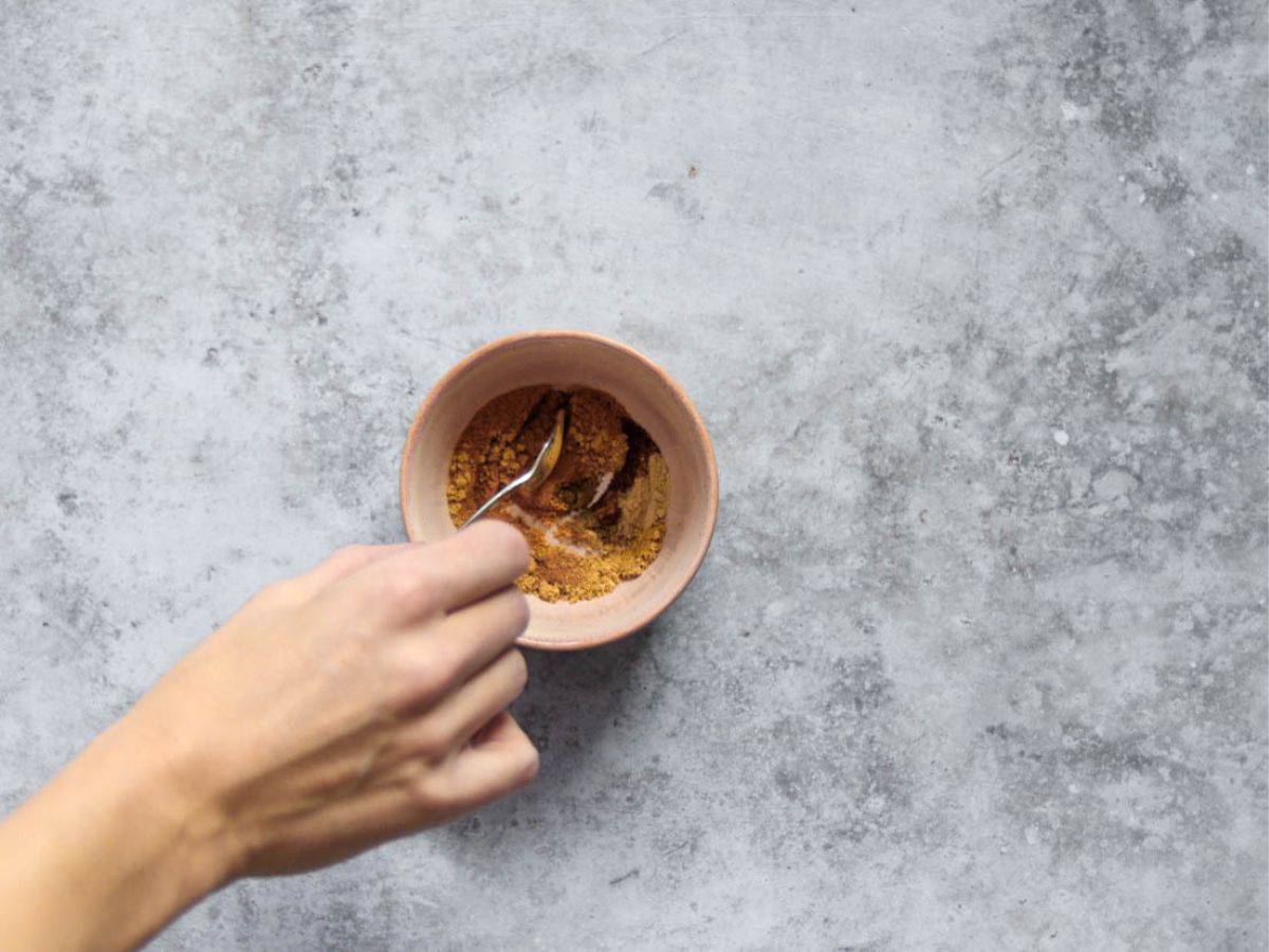 Mixing speculaaskruiden.